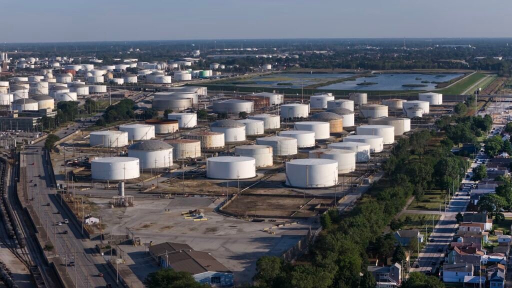 Wealthy investors seek oil and gas assets, but bargains are scarce